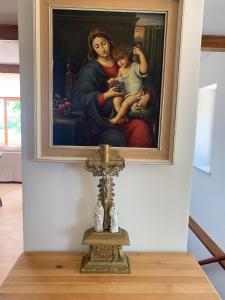 a painting of a woman and child on a wall at Luxuriöses Ferienhaus in Luftkurort Lückendorf