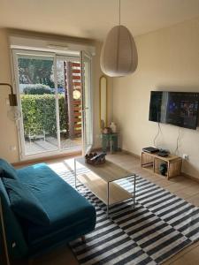 Appartement avec bacon et piscineにあるテレビまたはエンターテインメントセンター