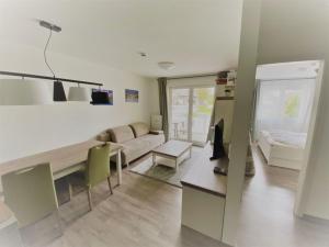 ein Wohnzimmer mit Tisch und Couch in der Unterkunft Blackforest Lounge direkt an der Skipiste, inkl Parkplatz und Skiraum in Rinken
