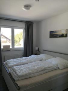 Ein Bett oder Betten in einem Zimmer der Unterkunft Blackforest Lounge direkt an der Skipiste, inkl Parkplatz und Skiraum