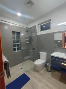 une salle de bain avec une douche, des toilettes et un lavabo dans l'établissement The Leaf Cosy Cottage, à Ban Krut 24 autres photos