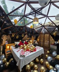 una camera con tavolo e palloncini dorati e neri di Happy Glamping Quindio - Tipo Domo Traslúcido a Calarcá Altre 37 foto