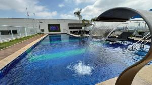 a pool with a water fountain on top of a building at Flat Wise Confort in São Paulo