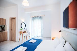 A bed or beds in a room at Seaside Suites