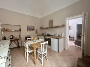 a kitchen with a table and a table and chairs at Casa Bent in Pescara