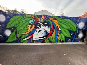 ColombierLa Garçonnière的墙上挂着孔雀的画