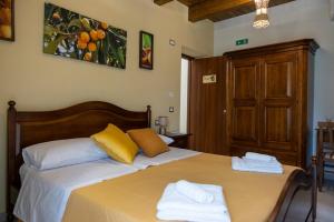 a bedroom with a bed with two towels on it at Affittacamere del Romito B&B in LʼIsola