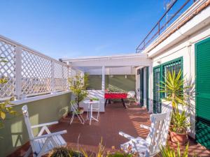 un balcone di una casa con sedie e tavolo di Luxury Penthouse Parioli a Roma