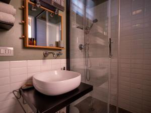 un bagno con lavandino e doccia in vetro di Luxury Penthouse Parioli a Roma
