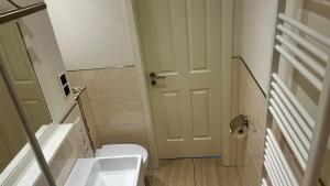 a small bathroom with a toilet and a sink at Ostbake in Wangerooge