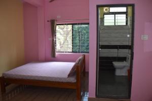 戈卡尔纳shivanugraha homestay的小房间设有床和卫生间