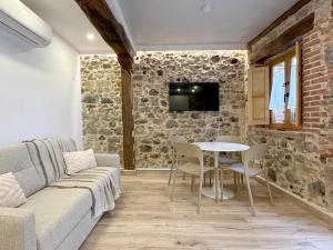 un salon avec un canapé et une table dans l'établissement El Patio de Vespasiano-Calera- vistas a la iglesia junto al puerto, à Castro Urdiales