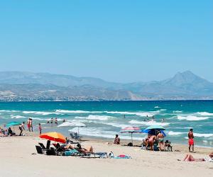 a group of people on a beach with umbrellas at Conquistador A - by Welcomely in El Campello
