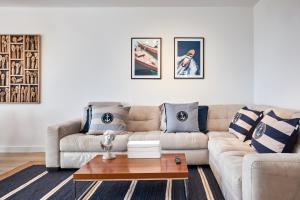a living room with a couch and a coffee table at Conquistador A - by Welcomely in El Campello