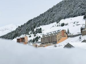 una ciudad en la nieve en una montaña en Apartaments Els Llacs, en Bordes d´Envalira