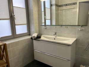 ein Badezimmer mit Waschbecken und Spiegel in der Unterkunft Villa Schering App. EG links in Heringsdorf