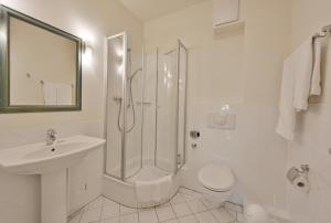 奥斯赛拜-塞林Strandnahe Ferienwohnung 6 Villa Celia的带淋浴、马桶和水槽的浴室 更多7张照片