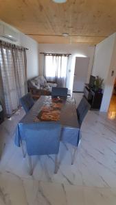 罗卡将军市Cintia alquila的客厅配有餐桌和椅子