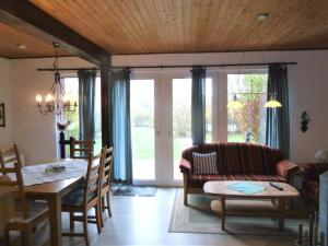 a living room with a table and a couch at Gundi's Ferienhaus in Dorum-Neufeld