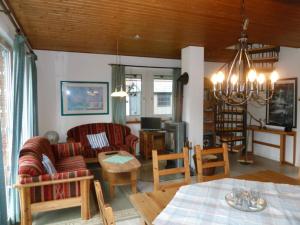 a living room with a couch and a table at Gundi's Ferienhaus in Dorum-Neufeld