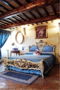 een slaapkamer met een kingsize bed in een kamer bij Il Paradiso del Re in Arcevia