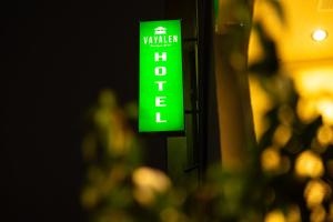 Zielony znak z napisem khalilene na budynku w obiekcie Vayalen Boutique Hotel w Wiedniu