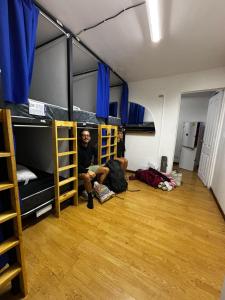 Μία ή περισσότερες κουκέτες σε δωμάτιο στο Carolina Hostel
