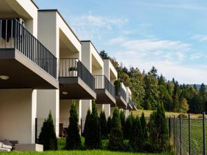een rij appartementsgebouwen met bomen op de achtergrond bij Apartament Atena - Beskid Apartment in Szczyrk