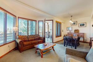 una sala de estar con un sofá y una mesa en Eagle Run 113, en Mammoth Lakes