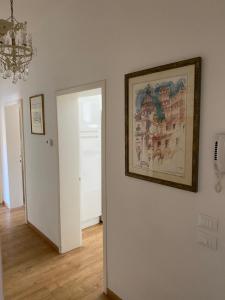 a room with a picture on the wall and a hallway at Venice barocco bedroom in Lido