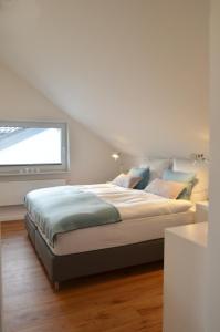 a bedroom with a large bed with a window at Ferienwohnung Seepanorama in Groß Wittensee