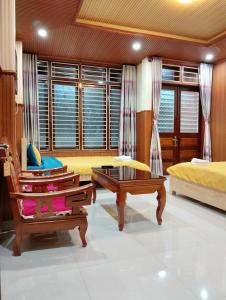 a living room with a bed and a coffee table at Q HOME Đà Lạt in Da Lat
