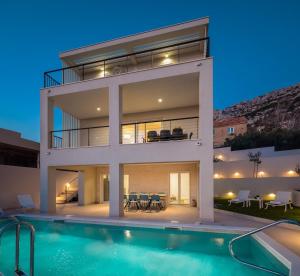 Bazén v ubytování Villa Maris & Ivana Brela 2x28m2 heated pool gym nebo v jeho okolí