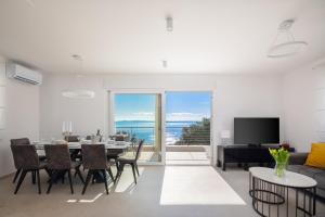 TV a/nebo společenská místnost v ubytování Villa Maris & Ivana Brela 2x28m2 heated pool gym