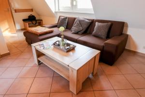 a living room with a couch and a coffee table at Familienhof Brüning - Rehblick in Meppen