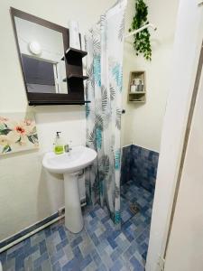 a bathroom with a sink and a shower at Surf Marola Sunzal in El Sunzal