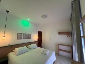 a bedroom with a bed with a green circle on the wall at La Fluorita Hospedaria in Morro do Chapéu