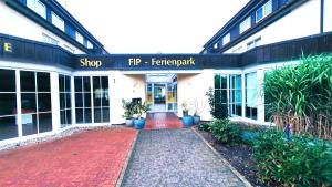 een gebouw met een rode bakstenen loopbrug ervoor bij Ferienwohnung Ostsee in Insel Poel