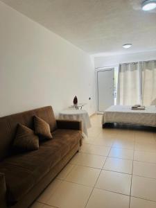 un salon avec un canapé et un lit dans l'établissement Marielenas, à Larnaka 8 autres photos