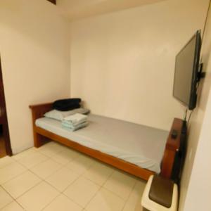 Affordable 1BR Condo near town with WIFI - 111客房内的一张或多张床位