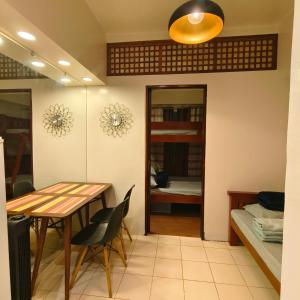 碧瑶Affordable 1BR Condo near town with WIFI - 111的一间带桌椅的餐厅和一间卧室 更多5张照片