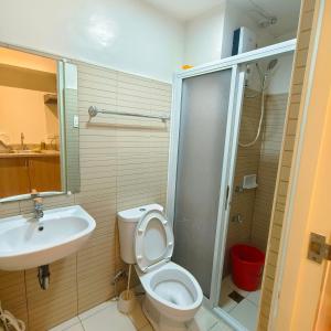 碧瑶Affordable 1BR Condo near town with WIFI - 111的配有马桶、水槽和淋浴的浴室