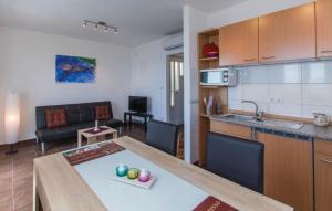 Kuchyň nebo kuchyňský kout v ubytování VillaBlu1 Doppelhaushälfte Seaview, Pool