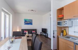 Kuchyň nebo kuchyňský kout v ubytování VillaBlu1 Doppelhaushälfte Seaview, Pool