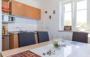 Kuchyň nebo kuchyňský kout v ubytování VillaBlu1 Doppelhaushälfte Seaview, Pool