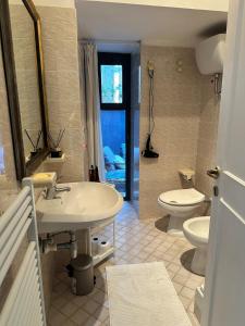 łazienka z umywalką i toaletą w obiekcie Boutique -Old Town - Palace w mieście Citta' Sant'Angelo +24 zdjęcia