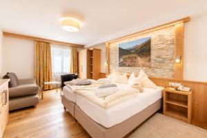sypialnia z dużym łóżkiem w pokoju w obiekcie Beauty & Wellness Hotel Tirolerhof w mieście Nauders