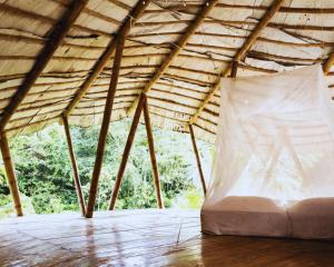 Postel nebo postele na pokoji v ubytování Blue Dot - jungle eco hostel