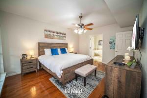 Un dormitorio con una cama y un ventilador de techo. en Meet Me At The Lake, en Lago Vista 49 fotos más