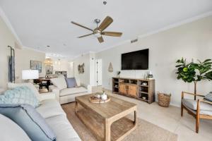 Lago VistaにあるLakeview Villaのソファとテーブルのあるリビングルーム